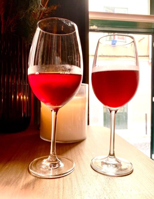 dois copos com vinho